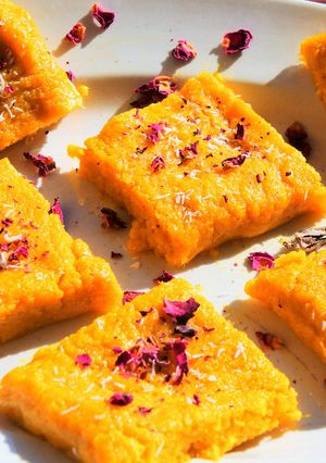 Una foto de Barfi de mango, coco y cardamomo