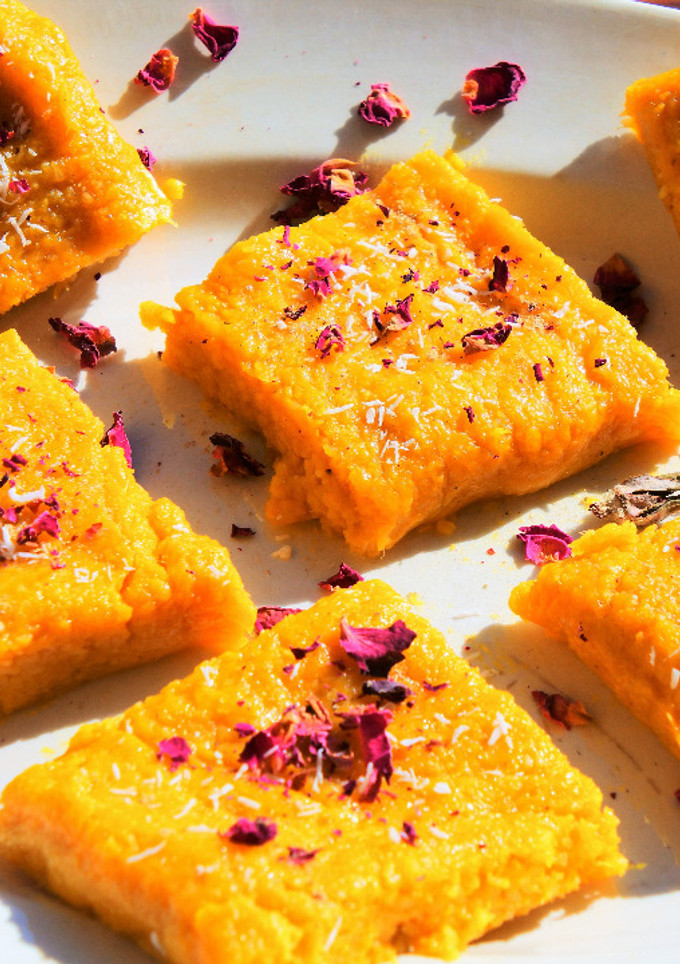 Una foto de Barfi de mango, coco y cardamomo
