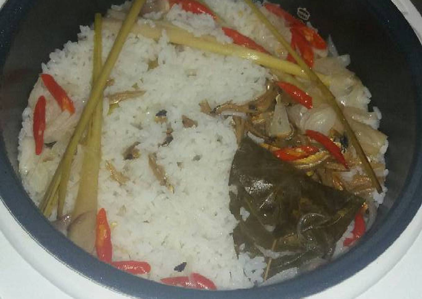 Nasi segar dengan ikan teri liar