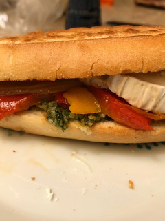 Una foto de Bocadillo caliente de verduras al pesto