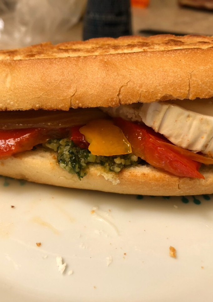 Una foto de Bocadillo caliente de verduras al pesto