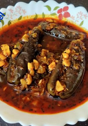 આખી ડોલી રીંગણ નું શાક (Akhi Dolly Ringan Shak Recipe In Gujarati) રેસીપી મુખ્ય ફોટો