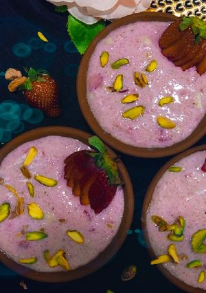 સ્ટ્રોબેરી ફીરની (Strawberry Phirni Recipe in Gujarati) રેસીપી મુખ્ય ફોટો