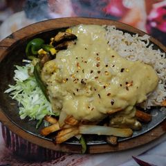 A picture of Veg Sizzler with Yellow garlic sauce.