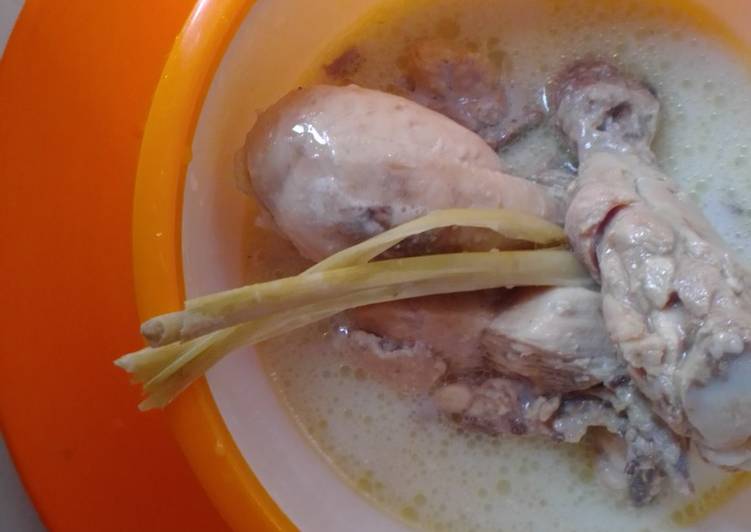 Cara Gampang Menyiapkan Ayam opor putih, Bisa Manjain Lidah