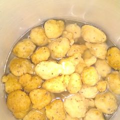 A picture of Dahi bade.