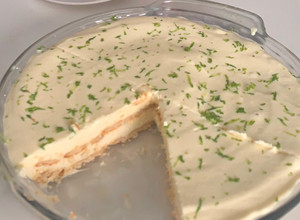 Una foto de Postre frío de limón !!en licuadora y sin horno!!