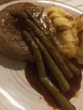 Medallón de carne con espárragos verdes