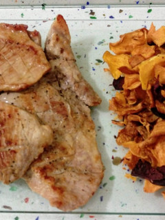 Una foto de Pluma ibérica a la brasa y chips de verduras