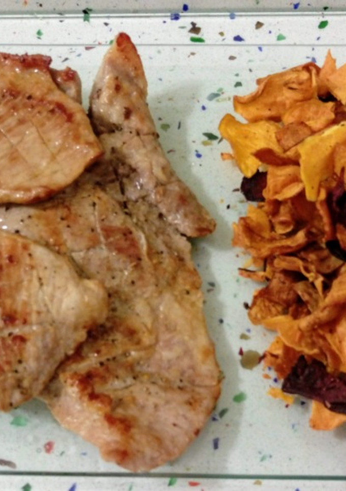Una foto de Pluma ibérica a la brasa y chips de verduras