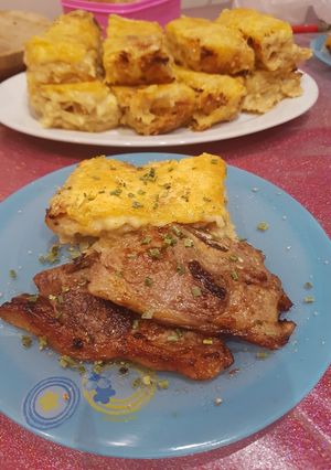 O poză a rețetei Paste la cuptor cu șos bechamel și cașcaval ras, friptură de miel.