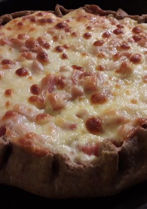 Una foto de Tarta de jamón y queso con masa de harina integral 🥧