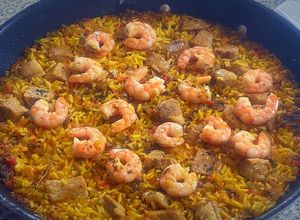 Una foto de Arroz pilaf con secreto y langostinos