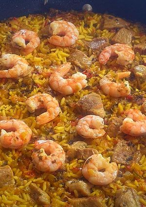Una foto de Arroz pilaf con secreto y langostinos