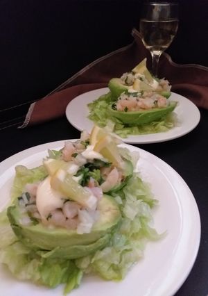 Una foto de Palta rellena con camarones
