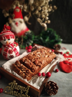 A picture of Banana Walnut Loaf Cake.