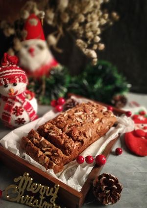 A picture of Banana Walnut Loaf Cake.