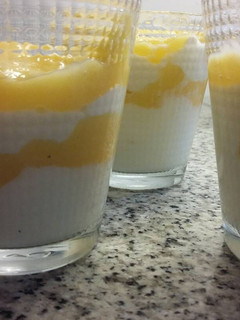 Una foto de Vasitos de yogurt y lemon curd