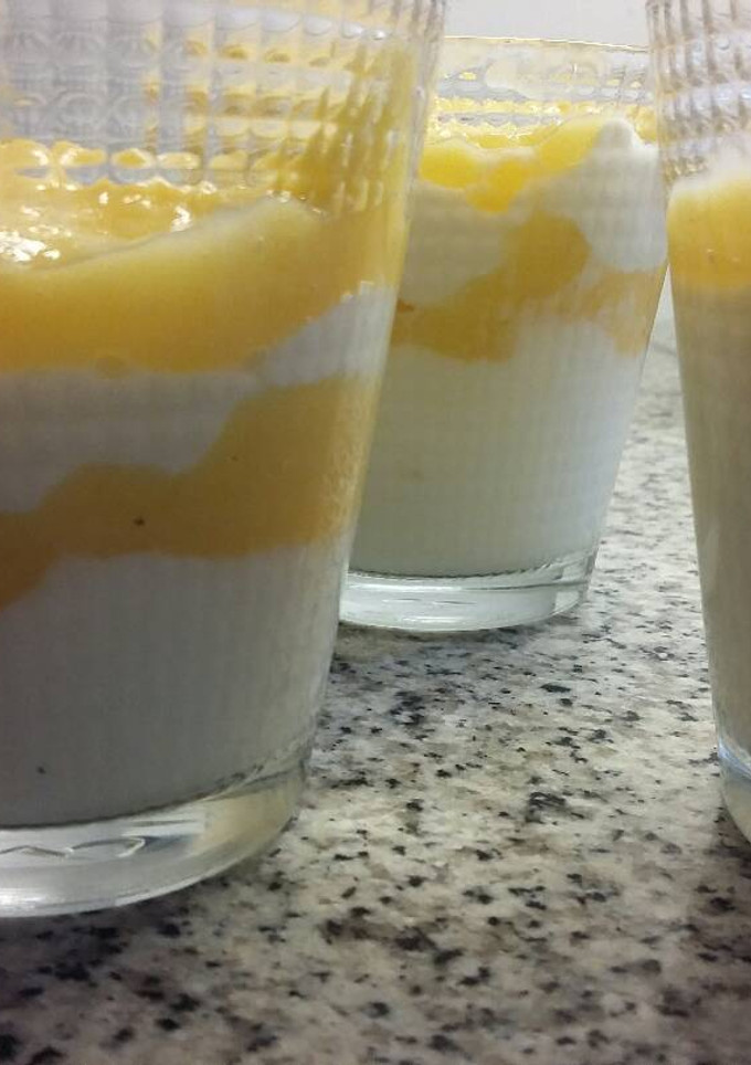Una foto de Vasitos de yogurt y lemon curd