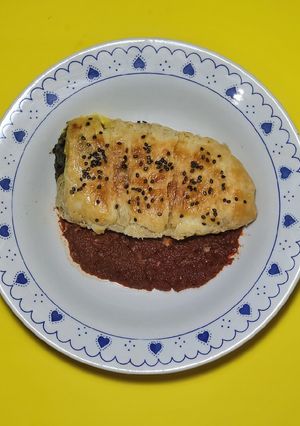 Una foto de Rollo de chile poblano hojaldrado