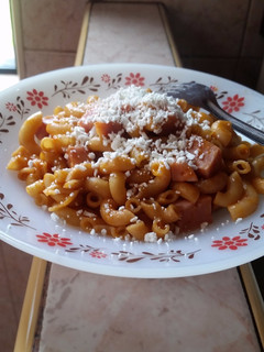 Una foto de Macarrones secos con un toque de chipotle y jamón