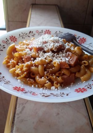 Una foto de Macarrones secos con un toque de chipotle y jamón