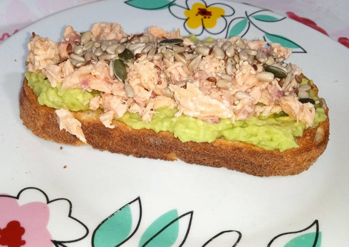 Tostada con aguacate y salmón de lata