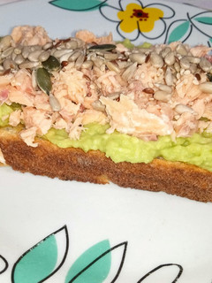 Una foto de Tostada con aguacate y salmón de lata