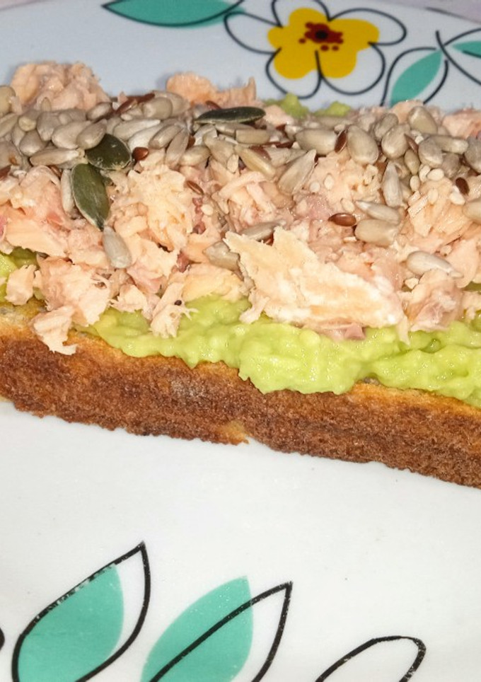 Una foto de Tostada con aguacate y salmón de lata