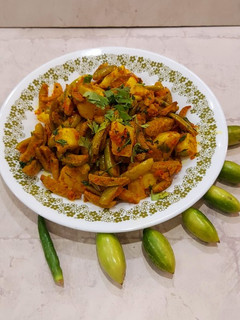 ટીંડોળા બટાકા નું શાક (Tindora Bataka Shak Recipe In Gujarati) રેસીપી મુખ્ય ફોટો