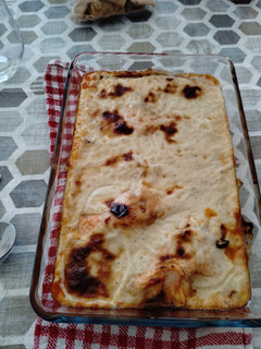 Una foto de Salmón al horno con pisto gratinado con Bechamel