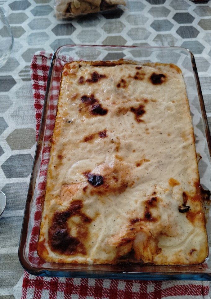 Una foto de Salmón al horno con pisto gratinado con Bechamel