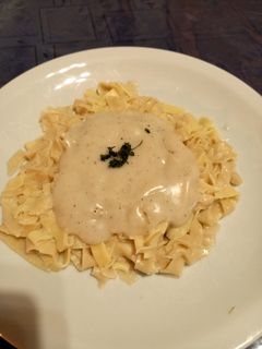 Una foto de Fideos caseros con salsa blanca 😋