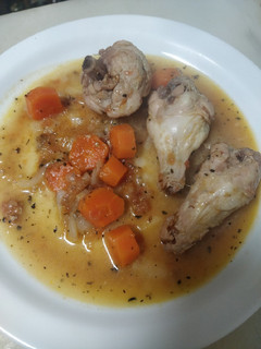 Una foto de Pollo con zanahoria y cebolla