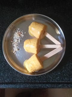 मॅगो कुल्फी(mango kulfi recipe in marathi) रेसिपी चे मुख्य फोटो