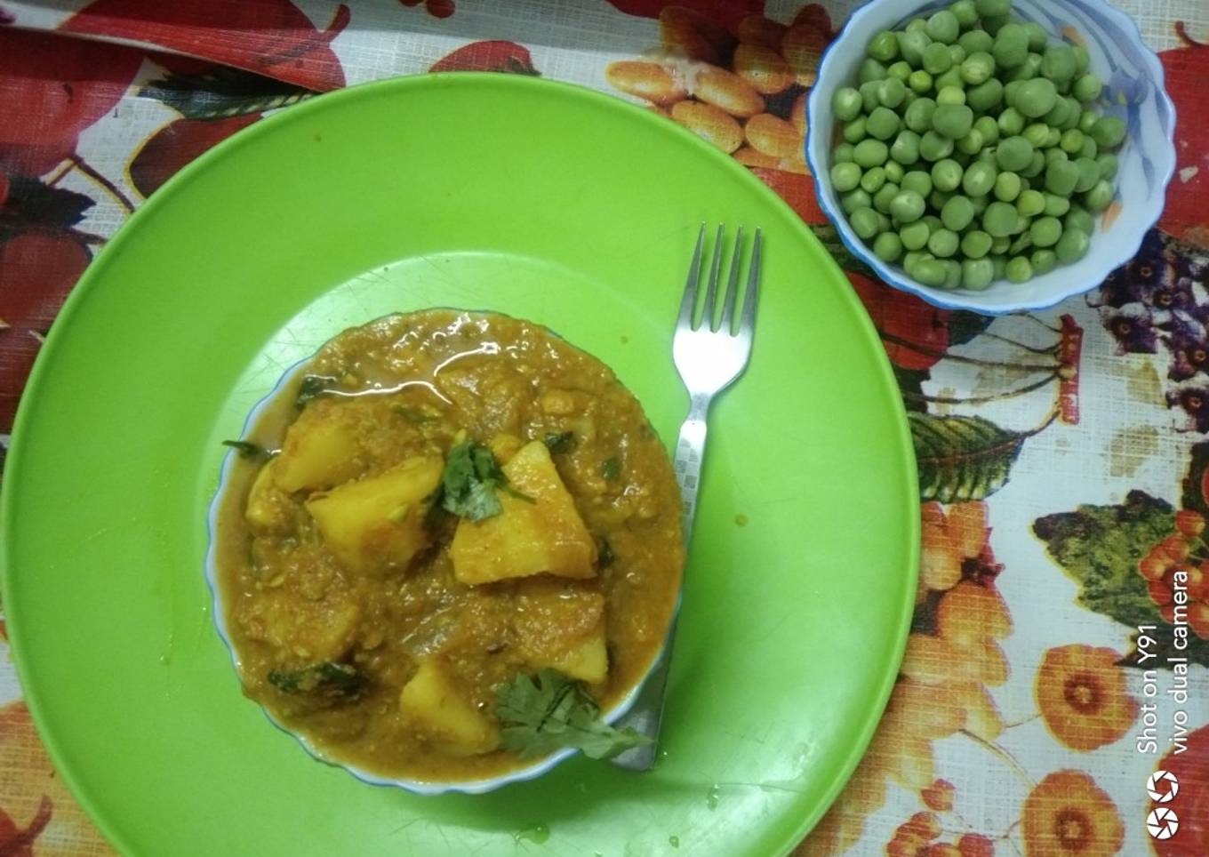 Nimona, Potatoes And Green Peas Curry