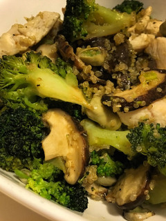Una foto de Verduras salteadas con quinoa y pollo al curry