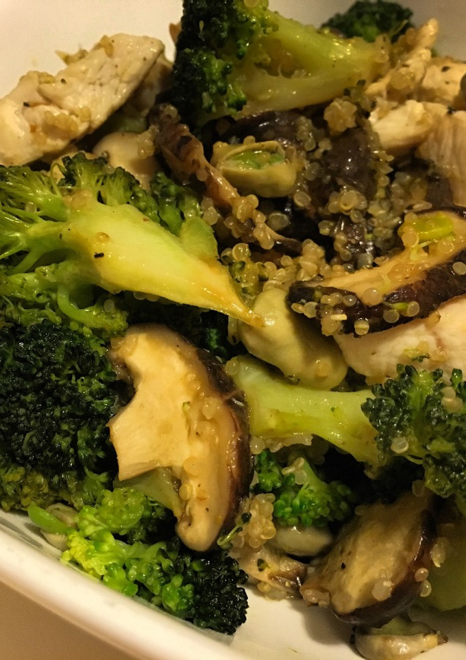 Una foto de Verduras salteadas con quinoa y pollo al curry