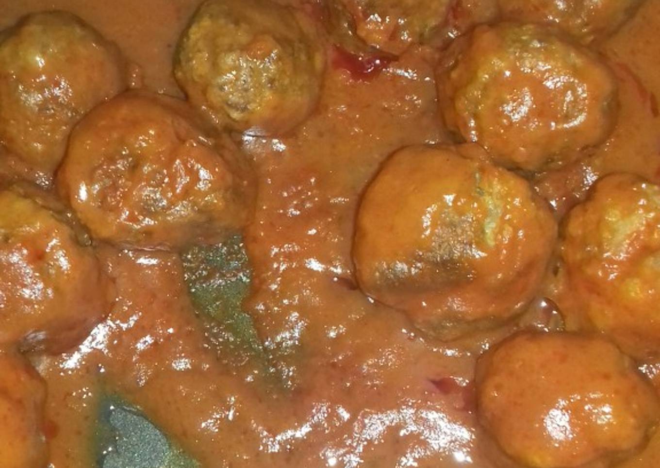 Albóndigas en tomate con patatas panaderas