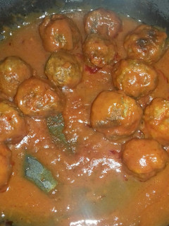 Una foto de Albóndigas en tomate con patatas panaderas