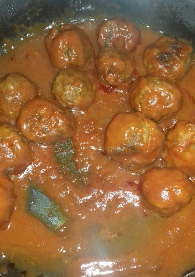 Una foto de Albóndigas en tomate con patatas panaderas