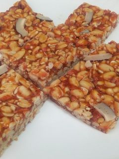 मूंगफली चिक्की (moongfali chikki recipe in Hindi) रेसिपी मुख्य फोटो