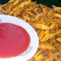 A picture of Aloo piyaz pakora.
