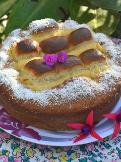 Una foto de Torta de limón, banana y crema pastelera🌞