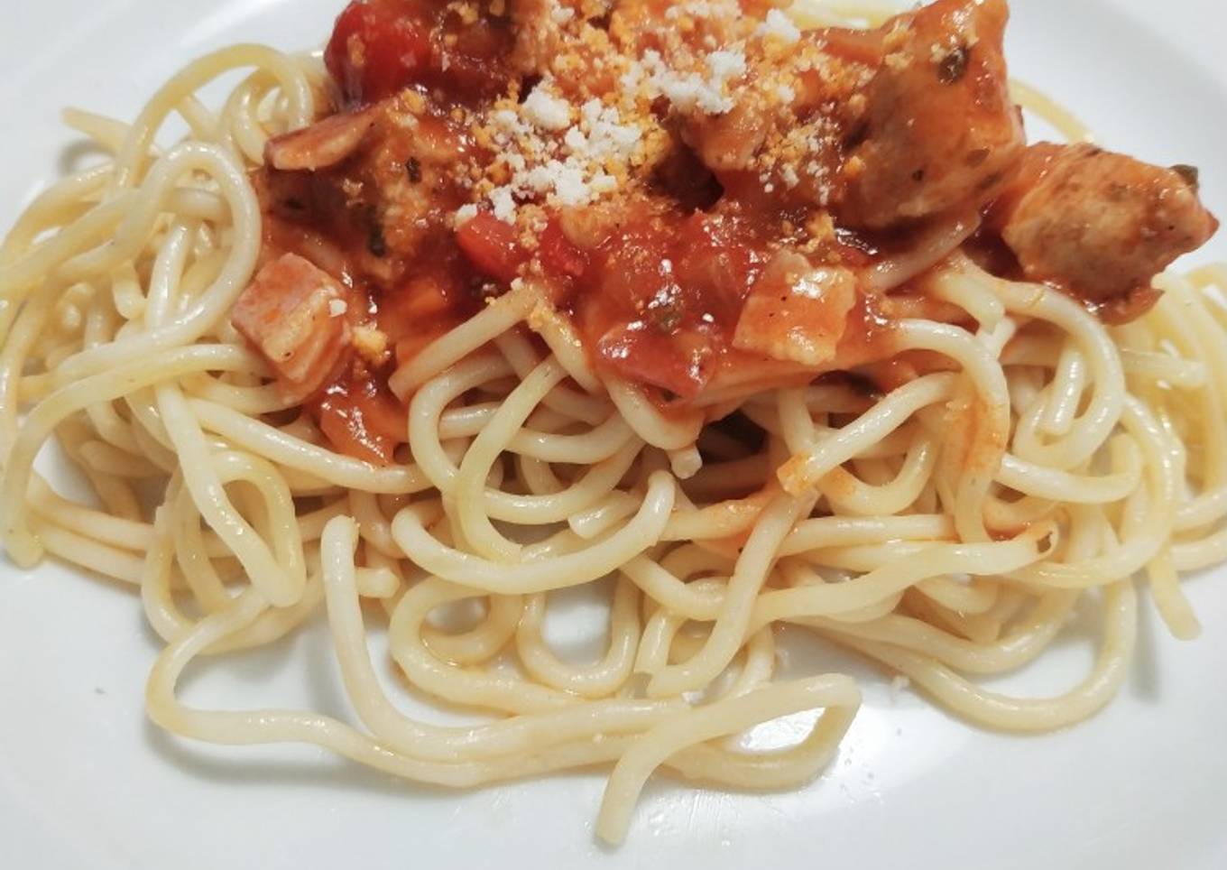 Espaguetis con pollo y panceta en salsa al vino