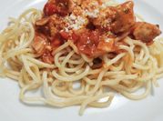 Una foto de fideos con salsa fácil