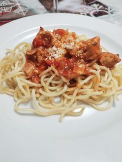 Una foto de Espaguetis con pollo y panceta en salsa al vino