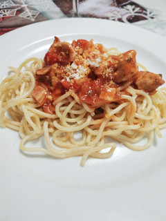 Foto principal de Espaguetis con pollo y panceta en salsa al vino