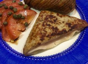 Una foto de Plato combinado de sándwich-burguer jamón y queso 🧀