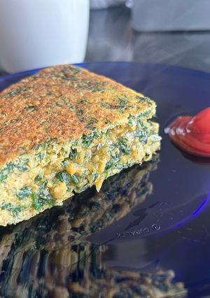 Una foto de Tortilla de garbanzos con espinaca